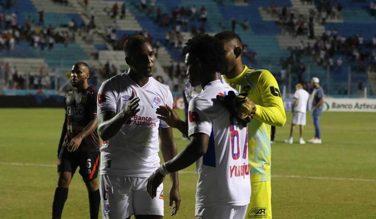 Fiel a su estilo, Beckeles se fue donde el joven Gordon para felicitarlo. 