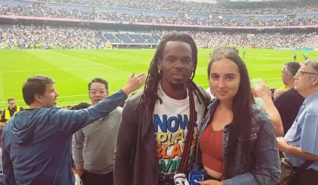 El exfutbolista hondureño Luis Ramos fue el que estuvo en el Santiago Bernabéu al lado de su pareja sentimental, una chica nacida en Hungría. 