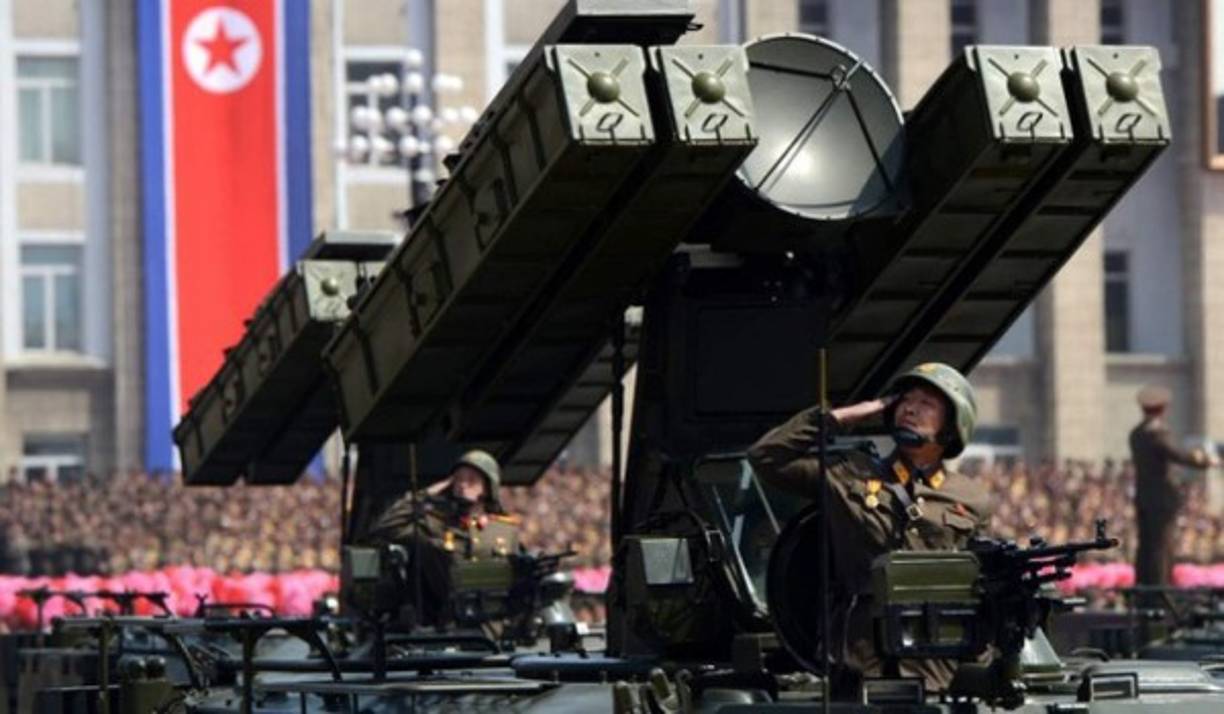 Las lanzaderas móviles de misiles de Corea del Norte durante el desfile del 70 aniversario del Partido de los Trabajadores durante el fin de semana.