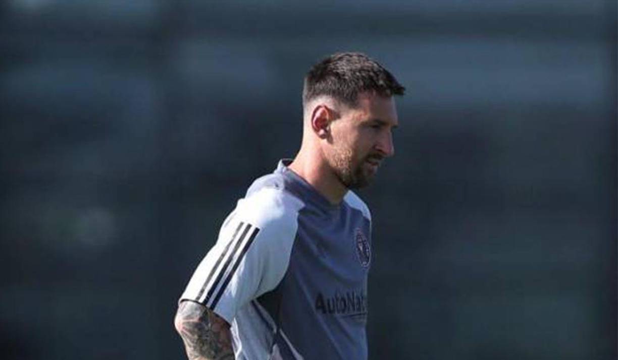 Después de ver el domingo cómo una de las fuertes tormentas del verano floridano obligaba a atrasar su presentación, Messi pudo comprobar esta vez el calor sofocante que le espera en estos meses del año. 