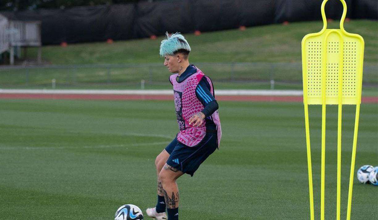 A todos nos pueden gustar cosas distintas y debería ser válido. ¿Cuál es el problema? No estamos todos obligados a solo amar a los jugadores de nuestro país. Por favor, entiendan que esto es fútbol y cada uno tiene sus preferencias y destacar a uno no significa enterrar al otro. Basta, cansa, duele”, sentenció la chica.