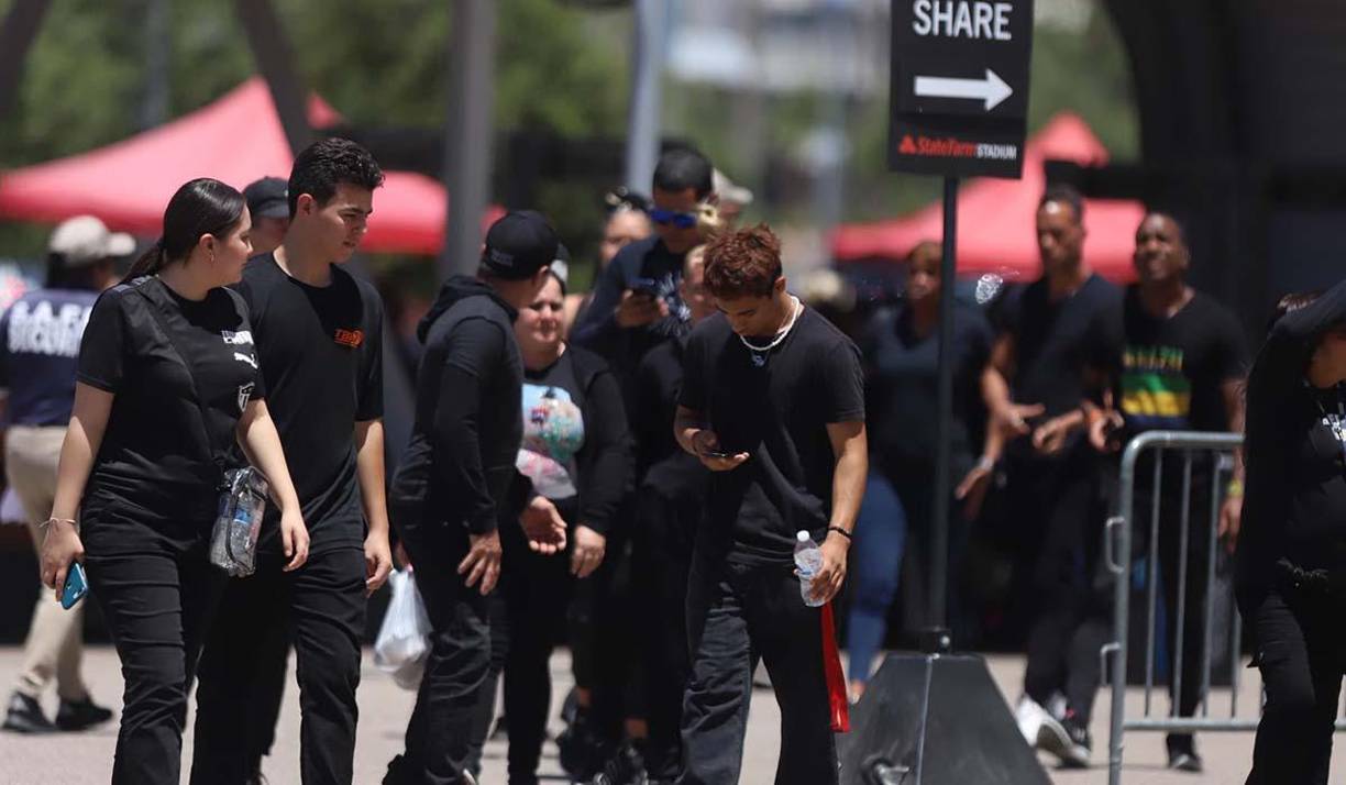 Estos jóvenes llegaron con anticipación para disfrutar de los partidos.