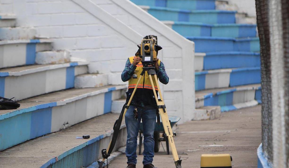 Este miércoles se pudo observar un grupo de topógrafos realizando la evaluación de las graderías de populares y están haciendo las mediciones para el cambio de las mismas.