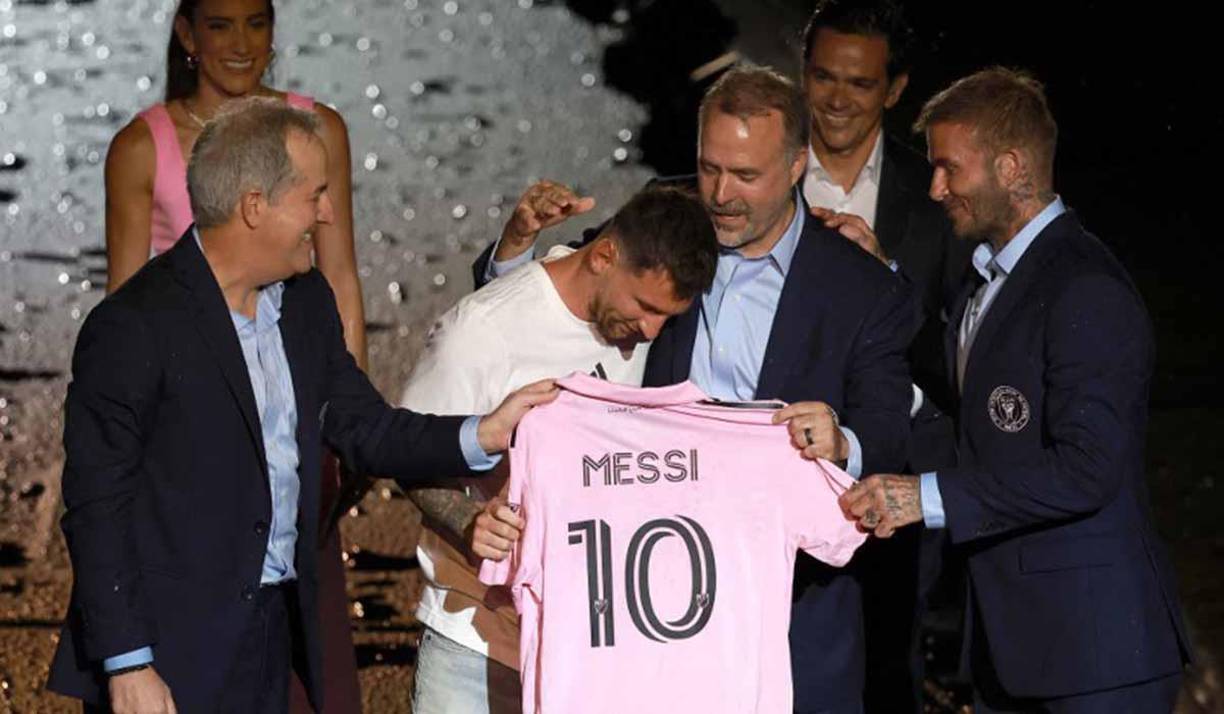 Los dos copropietarios del club, Jorge Mas y David Beckham, recibieron a <b>Messi</b> en un escenario situado en el centro del campo. Le asignaron el dorsal 10.