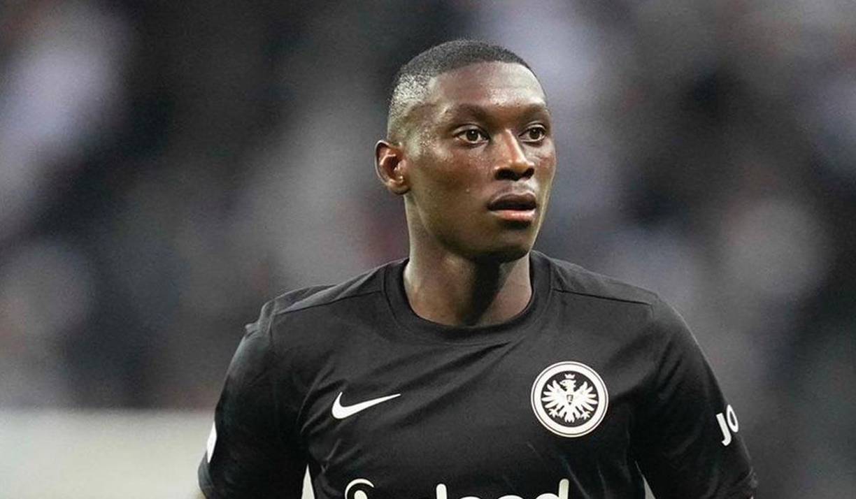El delantero francés Kolo Muani le ha comunicado al Eintracht Frankfurt que no quiere continuar en el club alemán. El equipo de la Bundesliga pide 70 millones de euros por el artillero galo.