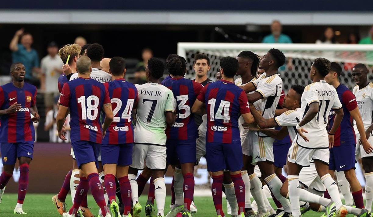Jugadores del Barcelona y Real Madrid protagonizaron un zafarrancho. 