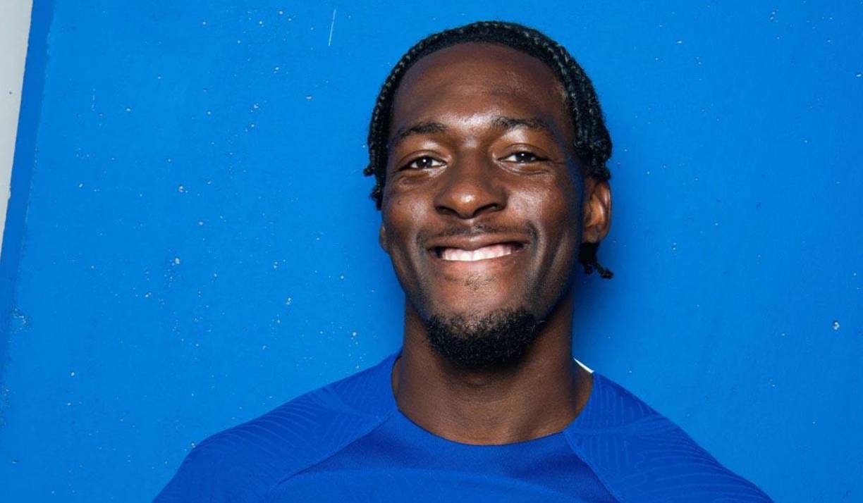 El Chelsea ha fichado al defensa francés Axel Disasi, llega procedente del Mónaco de Francia. El club inglés pagó 39 millones de euros y firmó por seis temporadas.