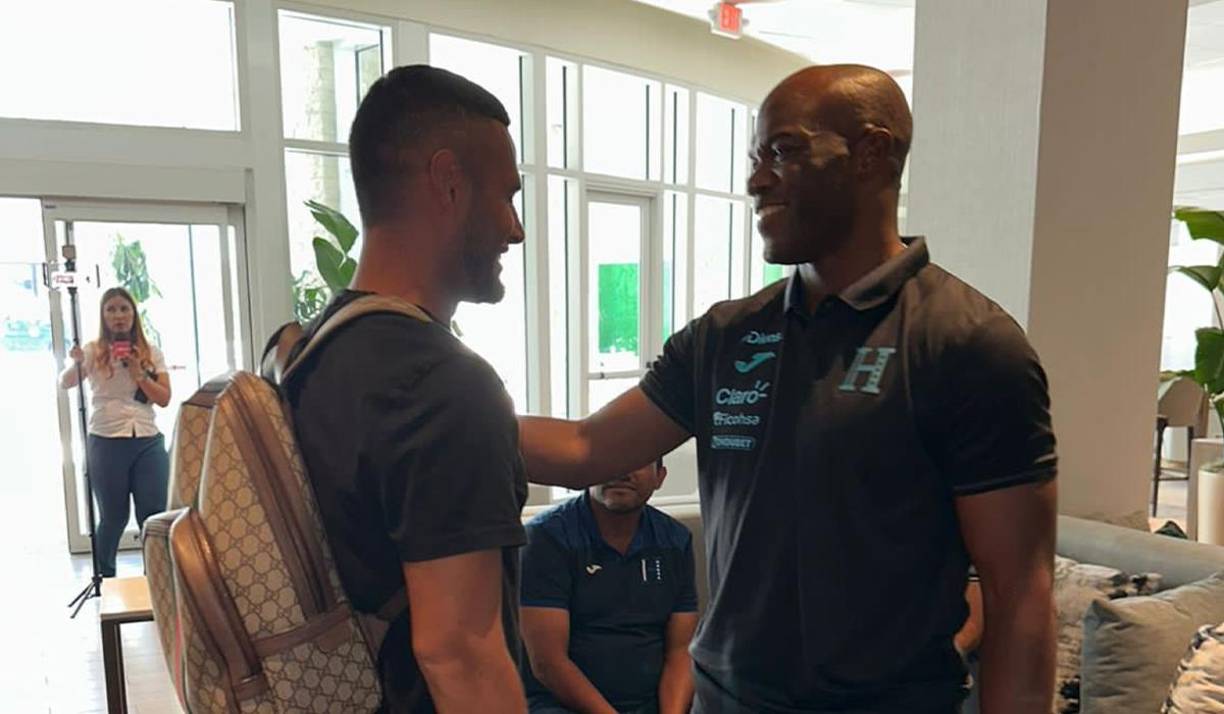 Alexander López llegó procedente de Costa Rica y fue recibido por David Suazo, quien ahora es uno de los asistentes técnicos de Reinaldo Rueda en la selección de Honduras.