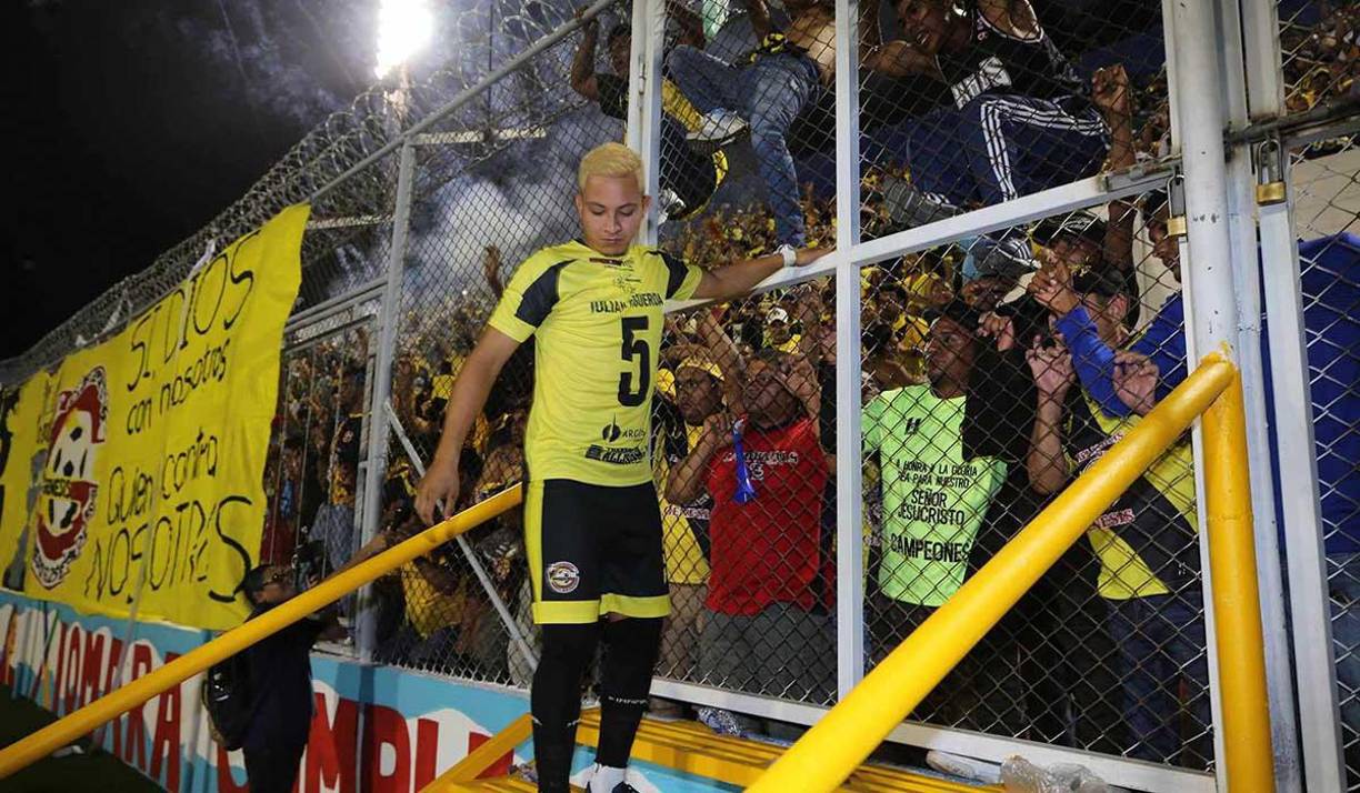 Jugadores del Génesis celebraron el ascenso con el público que estaba en sector de populares.