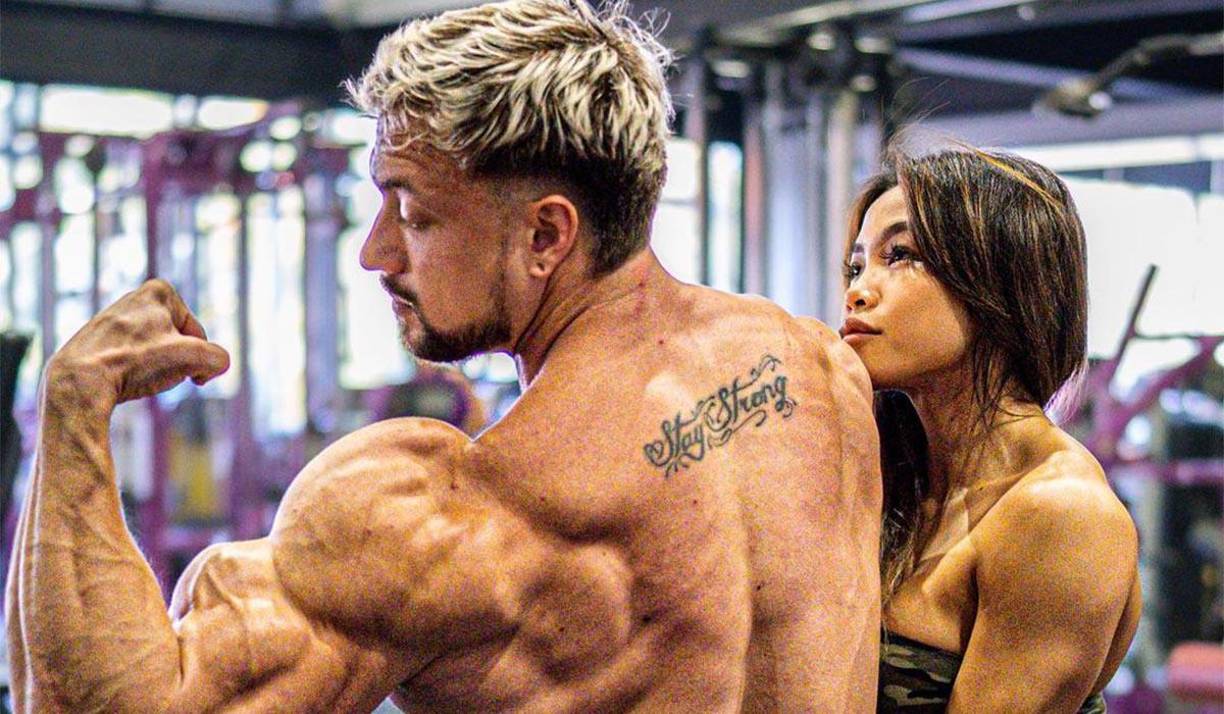 “Estaba allí con él en la habitación. Puso el collar en mi cuello que hizo para mí. Entonces nos tumbamos y nos abrazamos”, comenzó relatando la novia del fisicoculturista. 