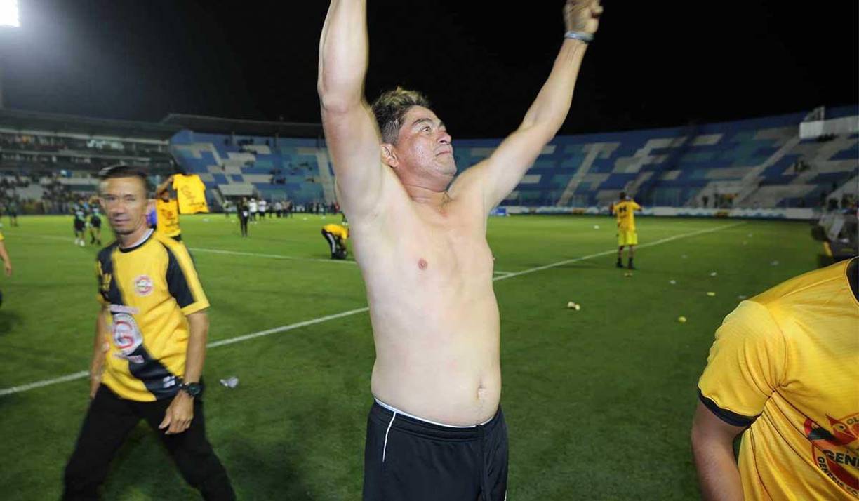 Reynaldo Tilguath producto de la emoción se quedó sin camiseta. El estratega celebró a lo grande el ascenso del Génesis. 