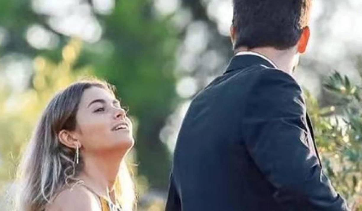 La prensa española agrega que Clara respeta el hecho que Piqué pase con sus hijos, pero le molesta que su novio tenga que salir con sus pequeños en lugares céntricos de Barcelona.