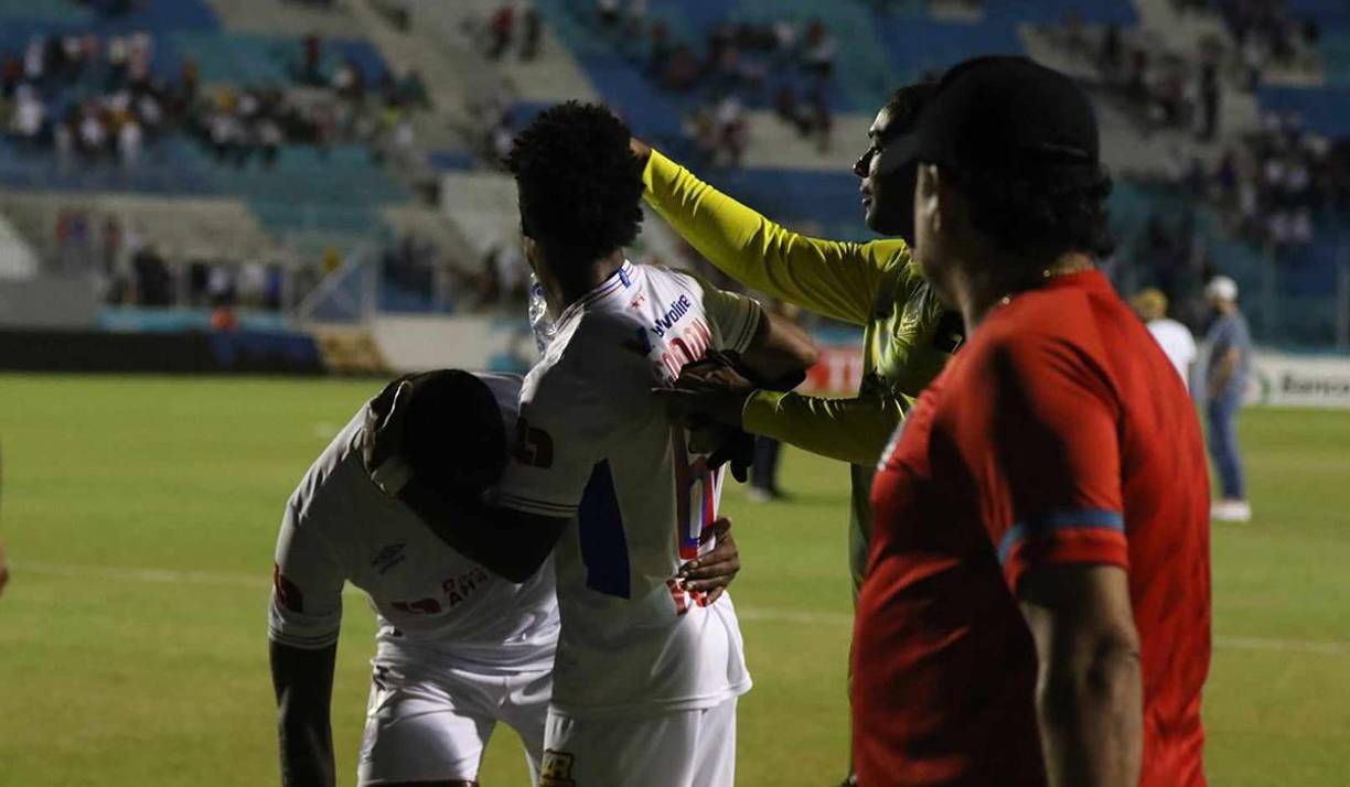 Beckeles lo felicitó e inclusive lo sujetó al joven Gordon luego del debut con gol del chico isleño. 