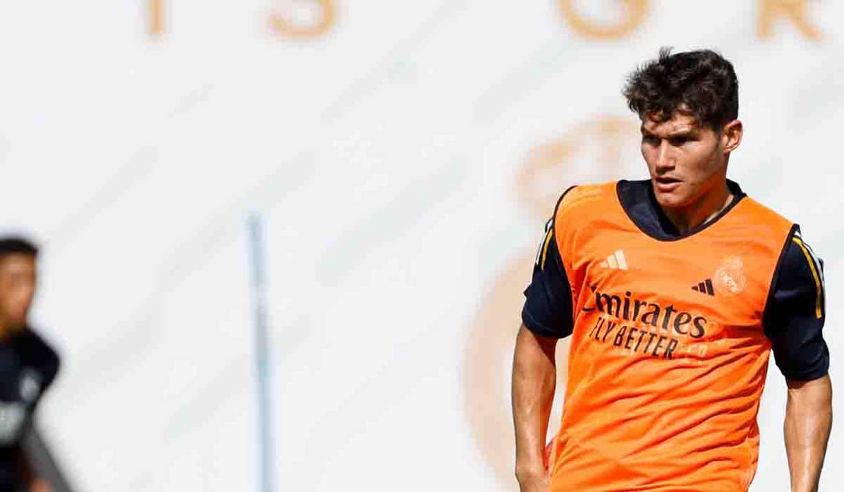 Fran García vuelve al Real Madrid tras su paso por el Rayo Vallecano. Se desempeña como lateral por la banda izquierda.