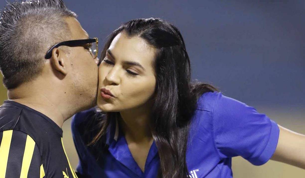 Una de las bellas edecanes en el momento que saludaba a un aficionado que andaba identificado con los colores del Real España. 