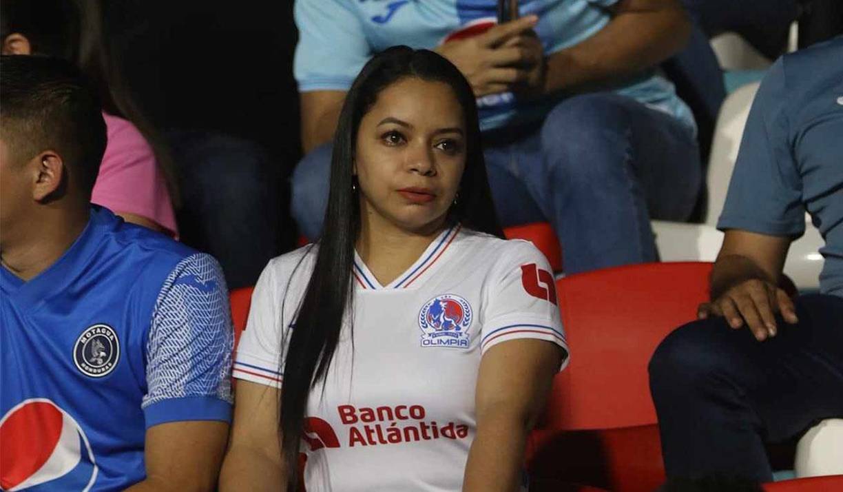 Una de las chicas del Olimpia que llegó al sector de silla.