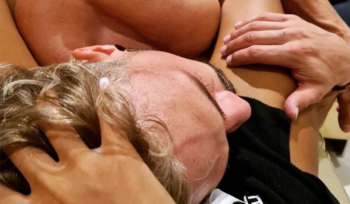 “Estaba en mis brazos... Esto está pasando demasiado rápido... Hace tres días me dijo que le dolía el cuello, pero no nos dimos cuenta hasta que fue demasiado tarde”, reveló la novia de Lindner.