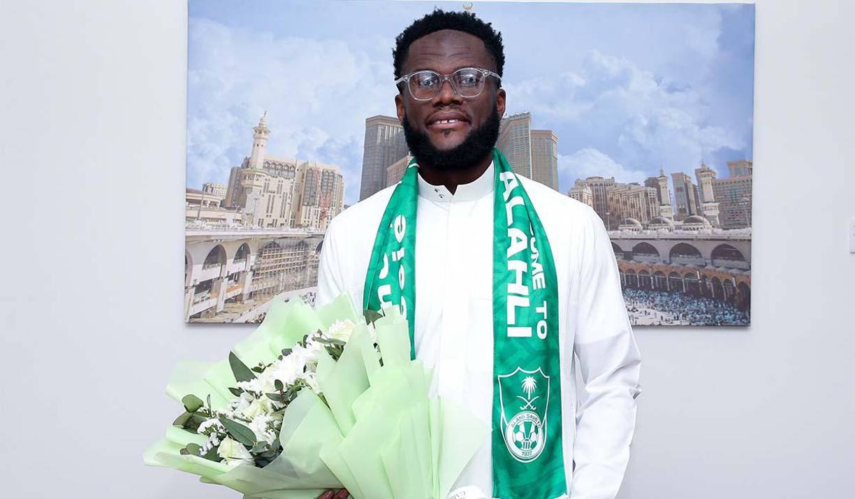 El FC Barcelona anunció el traspaso del centrocampista internacional marfileño Franck <b>Kessié</b> al club saudita Al-Ahli SC por 12,5 millones de euros (13,7 millones de dólares), un año después de su llegada al equipo español.