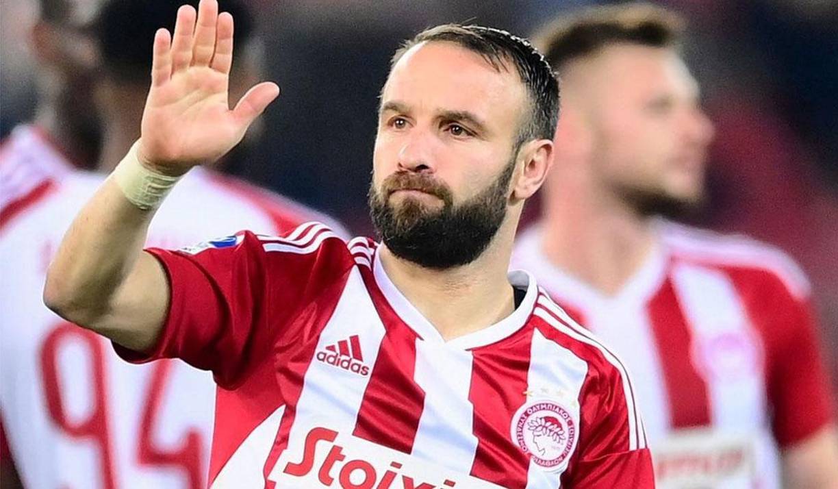 Tras cuatro años en el Olympiacos, Mathieu Valbuena decidió poner fin a su etapa en el conjunto griego. El francés disputó un total de 150 partidos con el equipo, firmando 18 tantos y 43 asistencias. A sus 38 años, el centrocampista busca encontrar un nuevo reto.