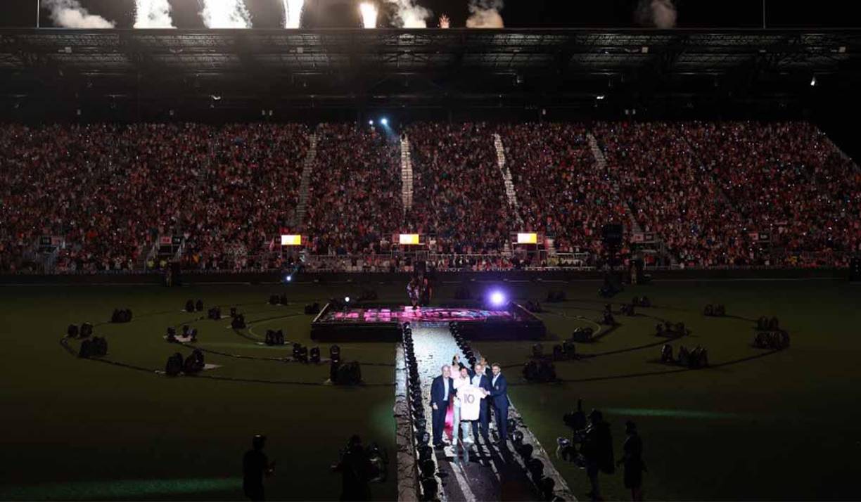 Bautizado como “The Unveil” (La Revelación) y retransmitido a nivel mundial por Apple TV+, el evento incluyó fuegos artificiales, un vídeo de <b>Messi</b> y su familia.