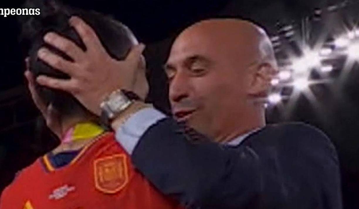La imagen soprendió a los televidentes españoles, mientras algunos medios españoles quisieron ver una repetición del beso del portero Iker Casillas y la periodista Sara Carbonero, entonces pareja, tras el título mundial de 2010.