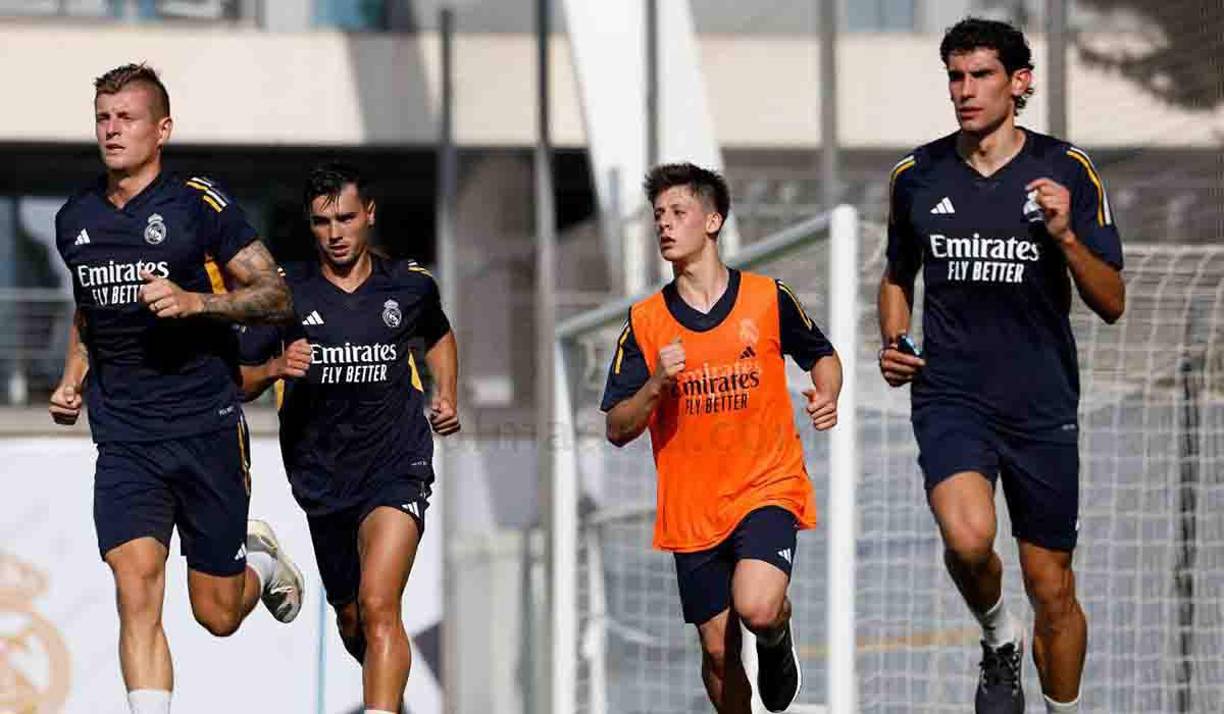 Güler le comunicó al club con antelación su deseo de quedarse ya en la capital de España tras ser presentado el viernes y sumarse a los entrenamientos desde el primer día. 