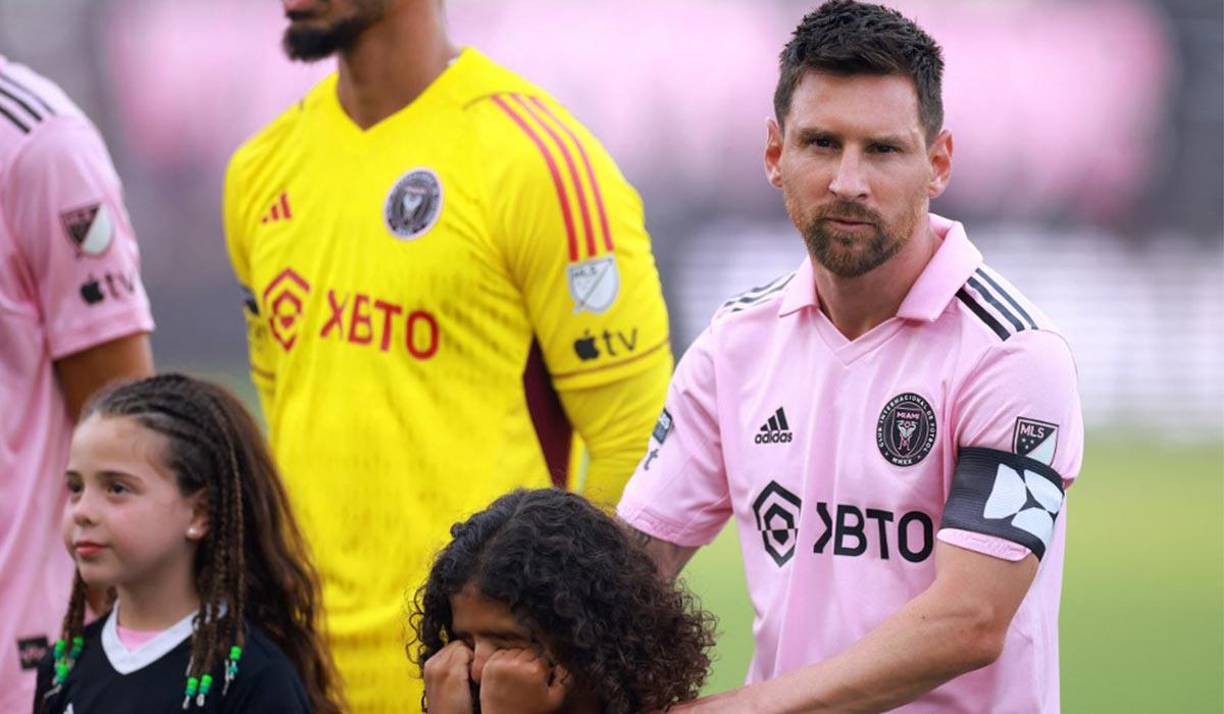 El niño es hijo de DJ Khaled. El pequeño estaba llorando. 