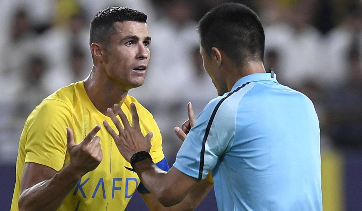 El Al Nassr vivió 45 minutos de pesadilla durante el partido de clasificación para la AFC Champions League luego de encontrarse empatado en el marcador tras el primer tiempo ante el Al Ahli de los Emiratos Árabes Unidos y la frustración fue evidente en Cristiano Ronaldo.