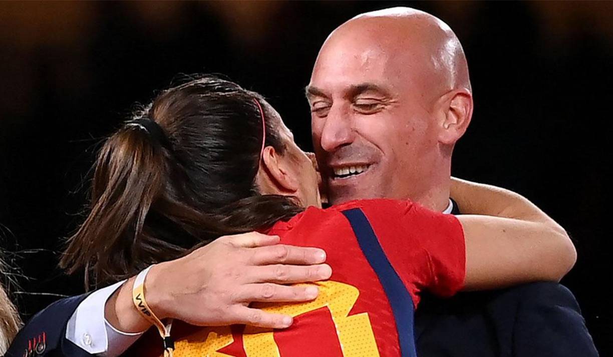  Este gesto que ha salido hoy a la luz puede seguir ahondando la crisis en la que está sumido Rubiales, cuyo puesto como presidente de la RFEF pende de un hilo.