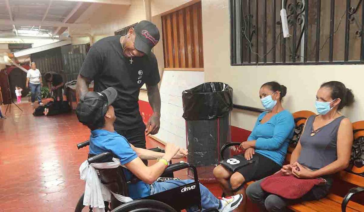 Los jóvenes y familiares de los mismos pudieron compartir con Romell Quioto. 