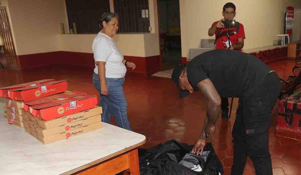 Camisas, sudaderas, gorras, buzos, fueron algunas de las cosas que decidió donar Romell Quioto para la Casa Hogar Bencaleth en Tegucigalpa.