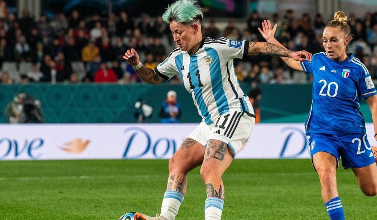 “No la paso mal por ustedes sino por las barbaridades que dicen sin piedad. ¿Uno no puede tener un ídolo o un jugador que le guste? Por favor. Jamás dije que soy anti Messi y jamás lo sería. Messi es nuestro gran capitán en la Selección, pero que yo diga que mi inspiración y mi ídolo es CR7 no quiere decir que odie a Messi”, indicó.