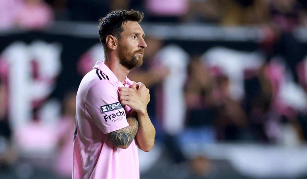 Leo Messi sorprendió con su festejo: Miró a su familia e hizo el gesto de <b>Wakanda Forever</b>, de cruzar sus brazos y pegarlos al pecho.