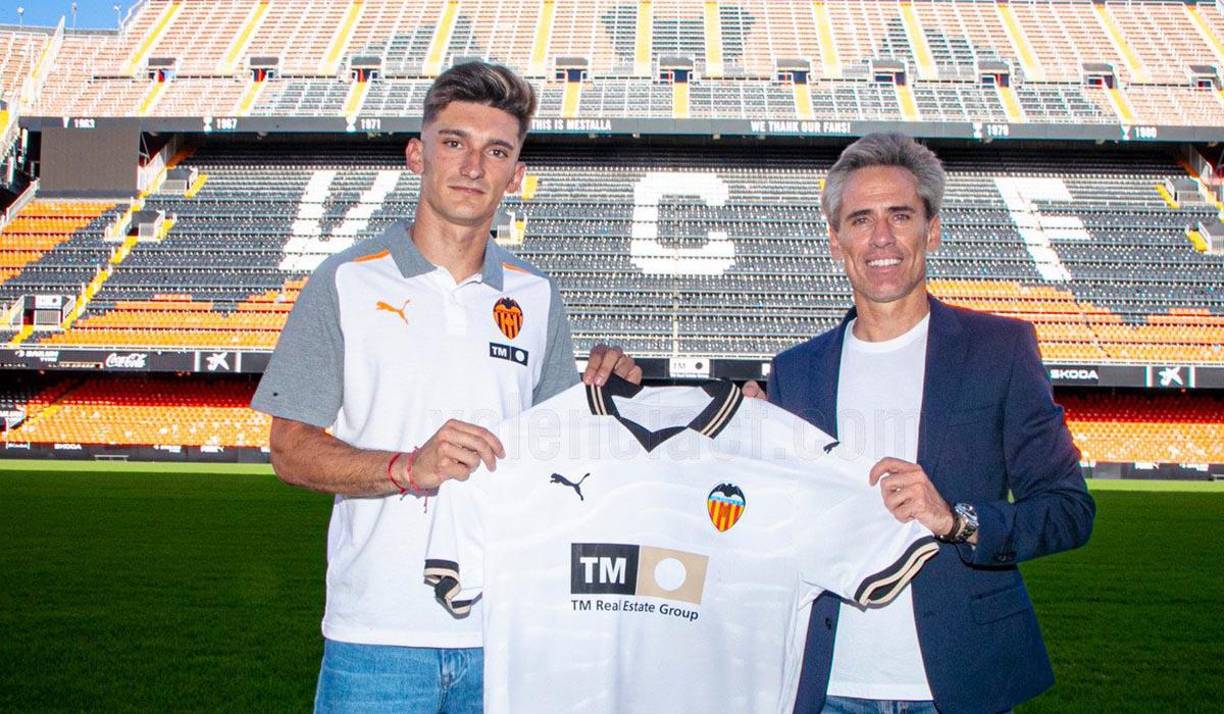 OFICIAL: El Valencia anunció el fichaje del centrocampista <b>Pepelu (izquierda)</b> por cinco temporadas, tras pagar cinco millones de euros (5,5 millones de dólares) al Levante, una temporada después de que el jugador español renovara su contrato por diez años con este club.