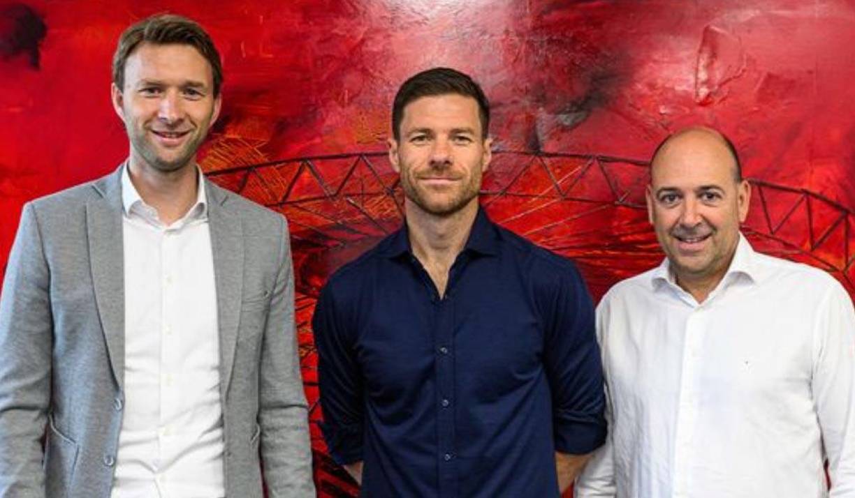 El entrenador del Bayer <b>Leverkusen</b>, el español Xabi Alonso (centro), amplió dos años su contrato con el club alemán, hasta 2026, anunció la propia entidad. El exjugador era vinculado para llegar al banquillo del Real Madrid en el 2024 en reemplazo de Ancelotti que se marchará a la selección de Brasil.
