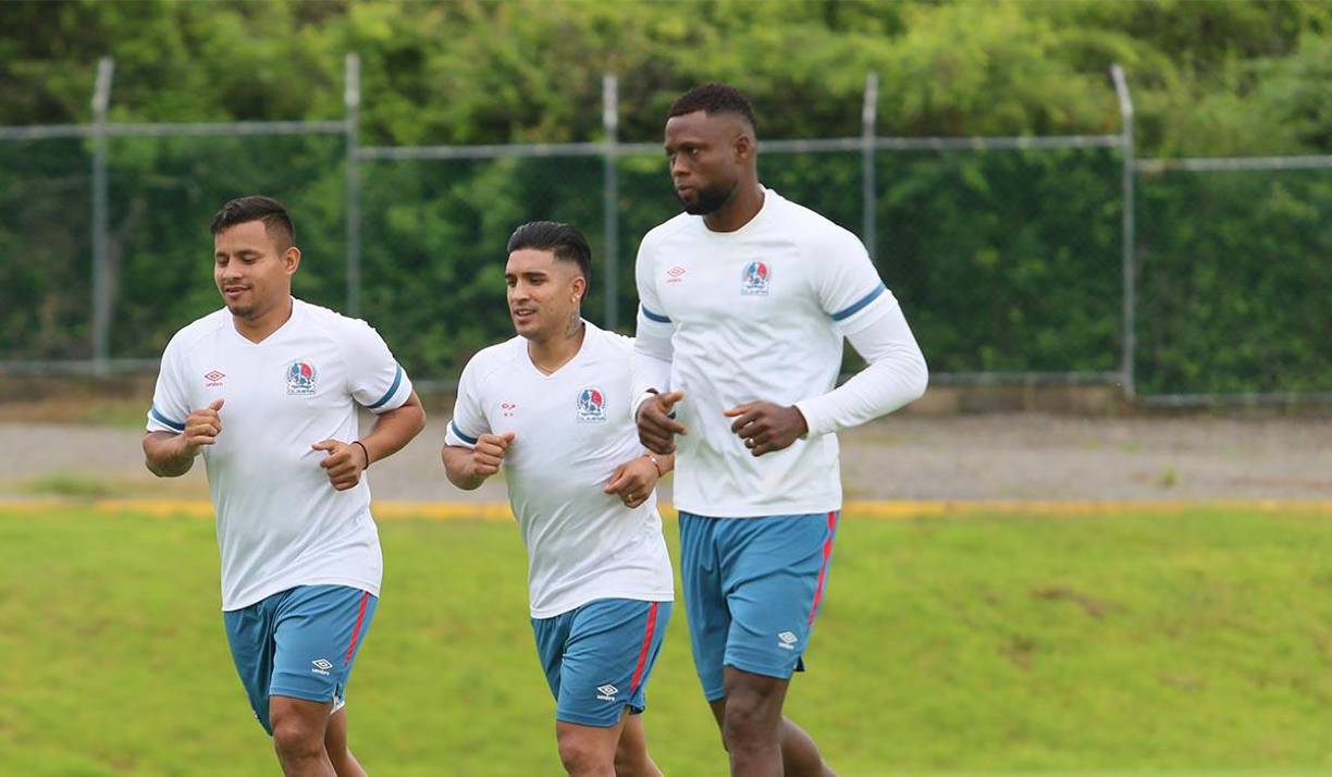 Michaell Chirinos junto a Germán Mejía y Yustin Arboleda en los trabajos de pretemporada.