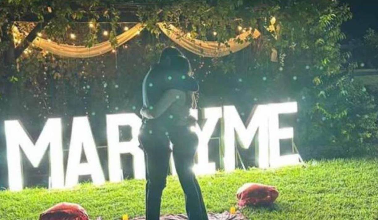 Mediante sus redes sociales, la joven y el futbolista compartieron el lindo momento. El jugador le pidió matrimonio el reciente fin de semana en un restaurante. 