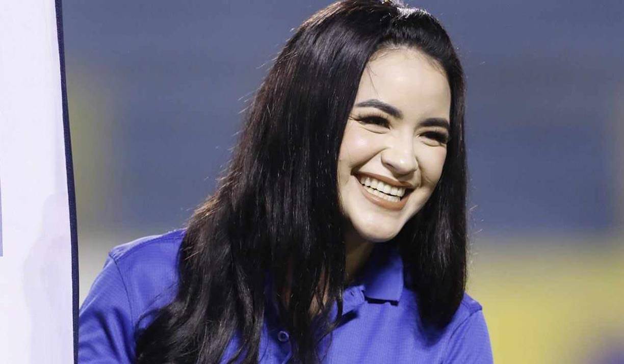 Otra bella edecán que cautivó en el estadio Olímpico.