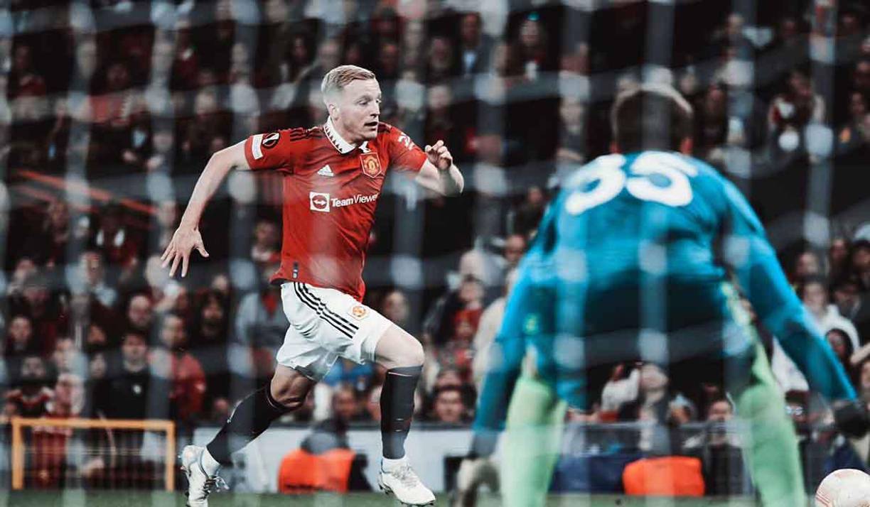 Según medios ingleses, el Manchester United ha ofrecido a Donny van de Beek a préstamo a la Roma de Italia. 