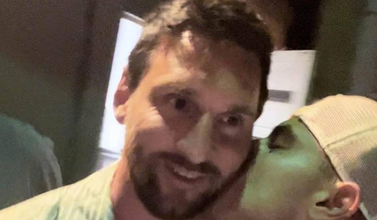 Lionel Messi está en Estados Unidos y la noche del jueves causó furor tras tomar la decisión de ir a un restaurante con sus familiares y amistades. 