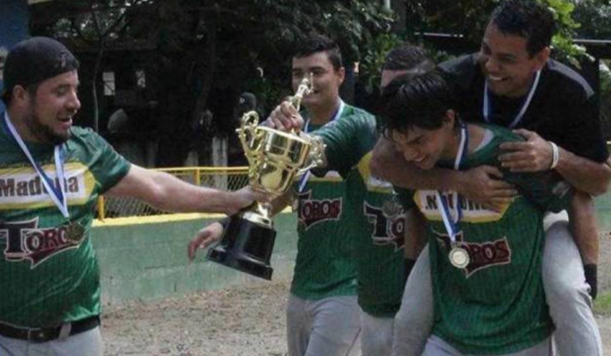 Centauros y Marineros fueron los equipos en los que Mauricio Dubón brilló junto a sus compañeros en el béisbol. El catracho la pasaba bien junto a sus amigos y familia en cada competencia.