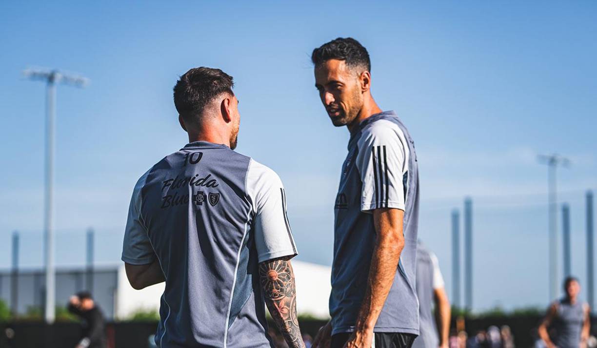 Lionel Messi también se reencontró con un viejo amigo: El volante español Sergio Busquets. Ambos fueron compañeros en el FC Barcelona por muchas temporadas.