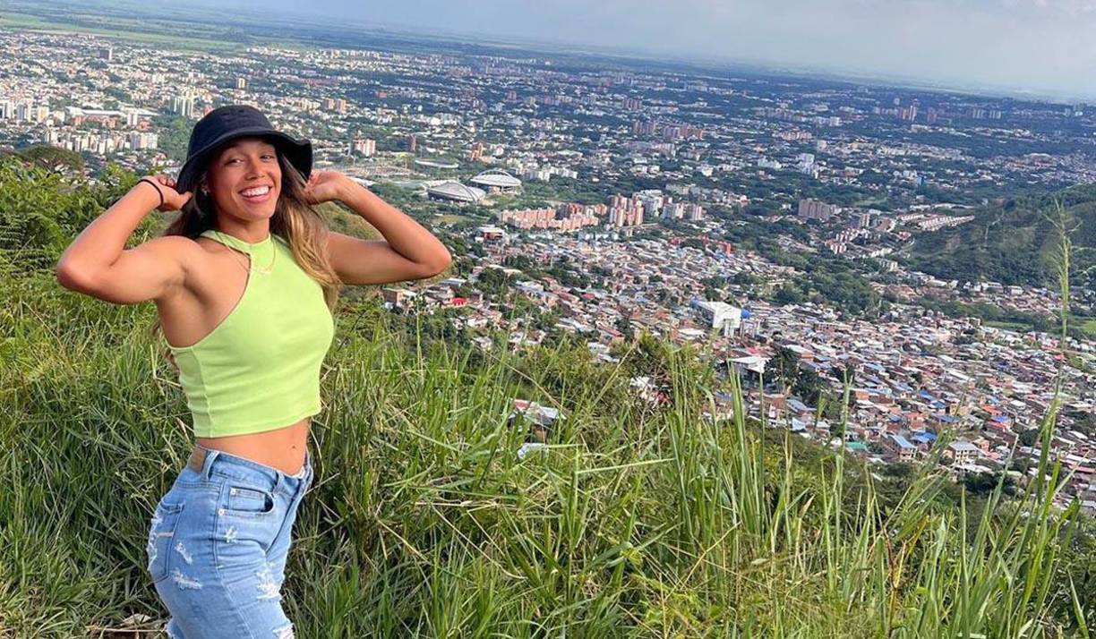 La chica radica en Colombia y presume en sus redes sociales lo bien que la pasa.