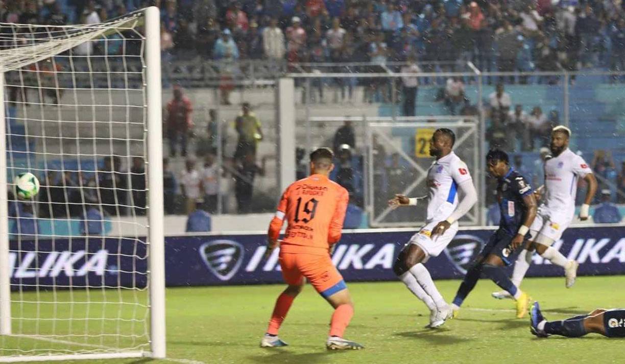 Cuando peor la pasaba el Olimpia, Yustin Arboleda se encargó de anotar a los 36 minutos del primer tiempo. 