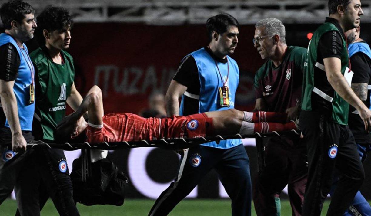 Sánchez permaneció tirado en el campo de juego mientras sus compañeros llamaban a la asistencia médica e intentaban consolarlo. Seguramente en las próximas horas se conocerá la gravedad de la lesión pero por lo visto en las imágenes tendrá para una prolongada recuperación.