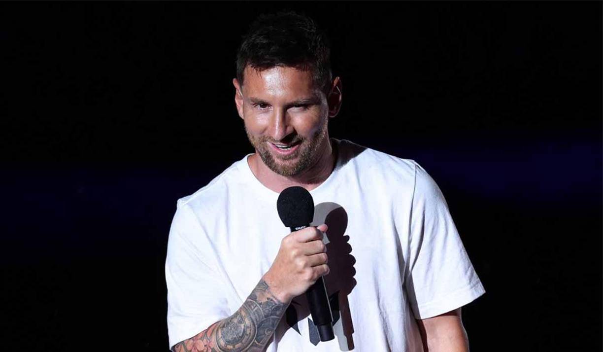 “Antes que nada quiero dar las gracias a toda la gente de Miami por este recibimiento y este cariño desde que llegué a la ciudad, la verdad que estoy muy ilusionado y feliz de estar acá en Miami con ustedes”, fueron las primeras palabras de Messi en su presentación.