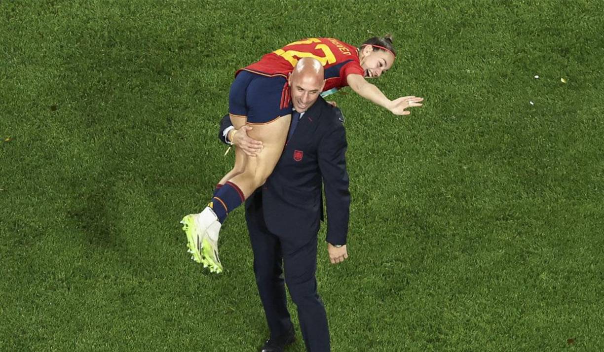 Tras el final del partido ante Inglaterra, y en la previa a la entrega de medallas, <b>el presidente de la Federación cargó y puso el cuerpo de la jugadora Athenea del Castillo sobre sus hombros</b>.