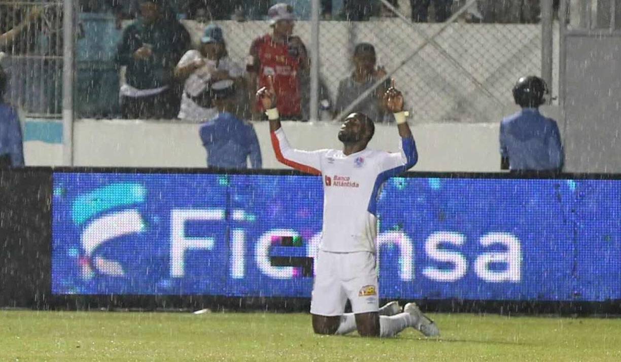 Yustin Arboleda y el festejo tras su doblete en el clásico.