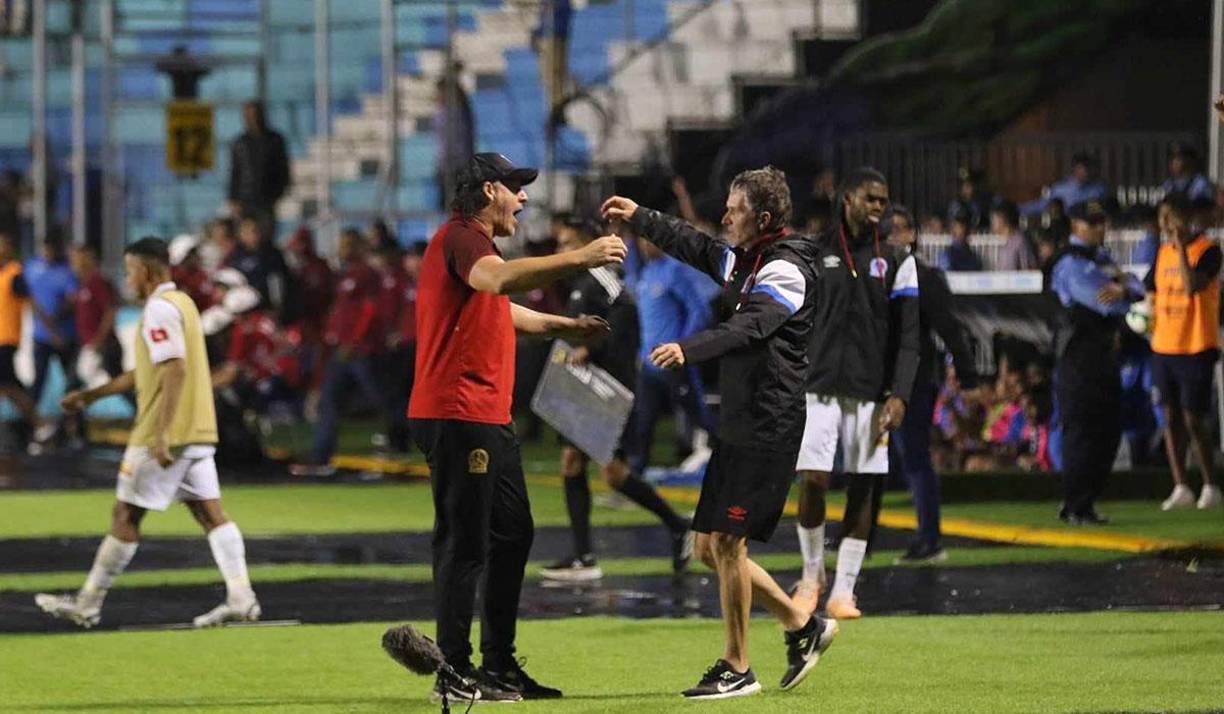 El cuerpo técnico del Olimpia celebrando tras el pitazo final. 