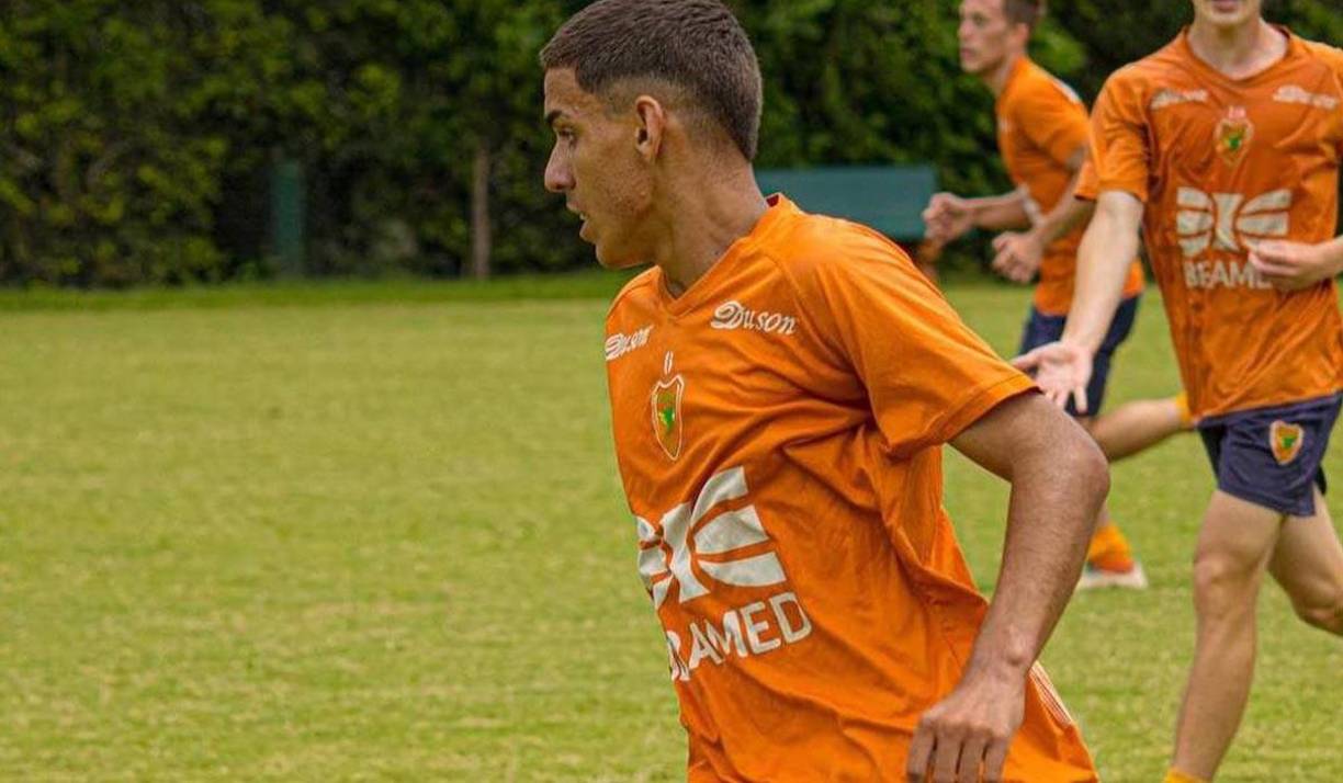 La ex novia de Hugo, cuya identidad no ha sido revelada, está detenida junto con otra persona y la principal línea de investigación indica que el jugador fue víctima de un crimen pasional, que habría ocurrido precisamente en la casa de ella, según información de la comisaria Lucelia Constantino de Oliveira.